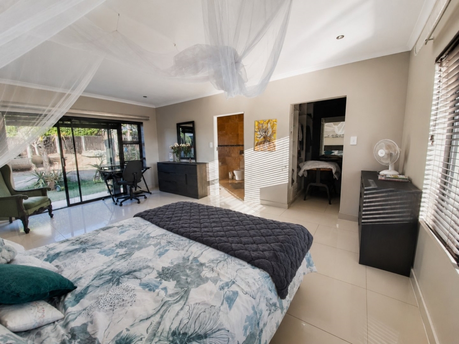 5 Bedroom Property for Sale in Flamingo Vlei Western Cape